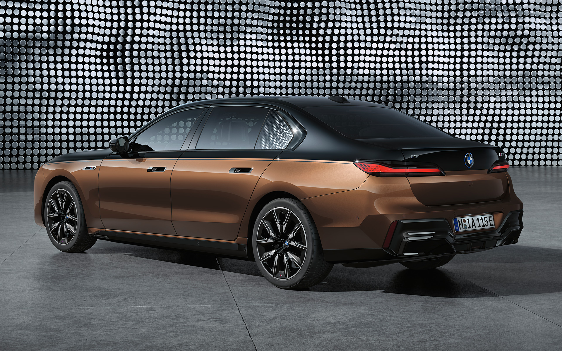 Exterior two-tone paintwork BMW i7 M70 xDrive Sedan G70 BMW i7 M70 xDrive Sedan G70 Exterior two-tone paintwork side view