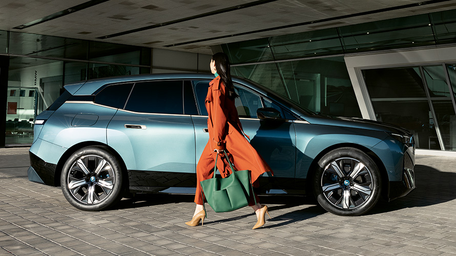 BMW Digital Key benefit BMW Digital Key benefit BMW iX i20 Side view with woman in foreground