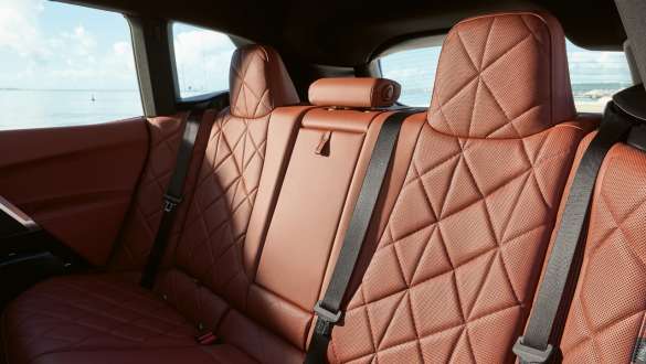 BMW iX i20 electric SUV rear interior design Suite Castanea BMW iX i20 electric SUV rear interior design Suite Castanea