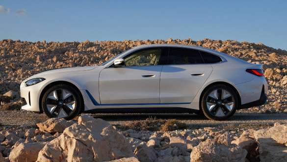 Side view off-road BMW i4 eDrive40 G26 2021 BMW i4 eDrive40 G26 2021 Mineral White side view off-road