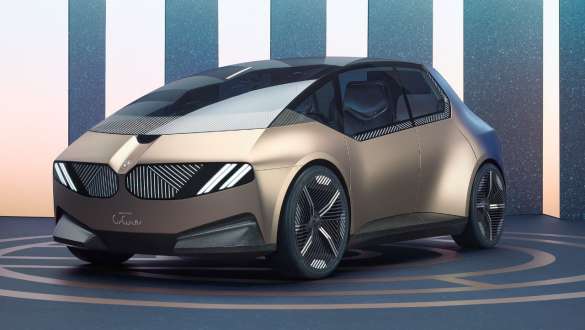 BMW i Vision Circular 2021 exterior design three-quarter front view BMW i Vision Circular 2021 vision car exterior design three-quarter front view