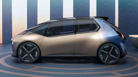 BMW i Vision Circular 2021 exterior design side view BMW i Vision Circular 2021 vision car exterior design side view