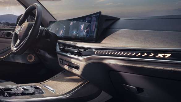 View of the cockpit from the passenger side BMW X7 G07 LCI View of the cockpit with BMW Curved Display from the passenger side BMW X7 G07 LCI