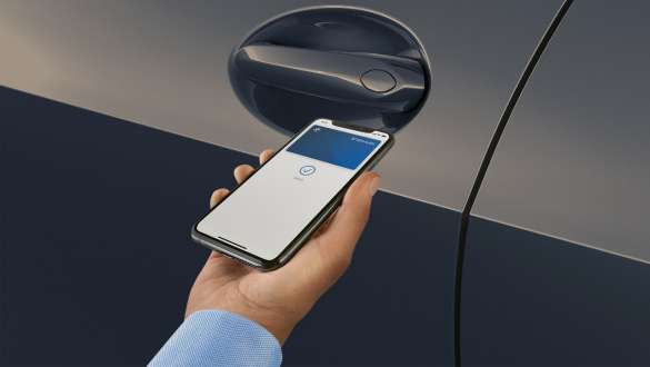 Comfort Access hand with smartphone in front of door handle BMW X7 G07 LCI Comfort Access hand with smartphone in front of door handle BMW X7 G07 LCI