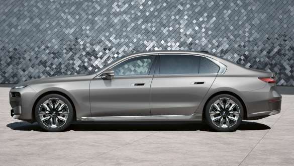 BMW i7 Sedan G70 Side view in Studio BMW i7 Sedan G70 BMW Individual Oxid grey metallic Side view in Studio with background