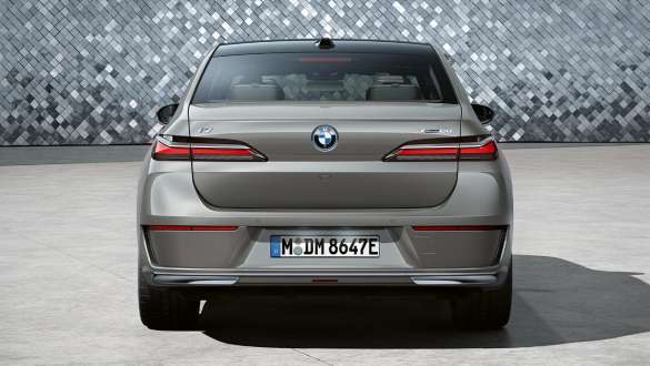 BMW i7 Sedan G70 Rear view in Studio BMW i7 Sedan G70 BMW Individual Oxid grey metallic Rear view in Studio with background