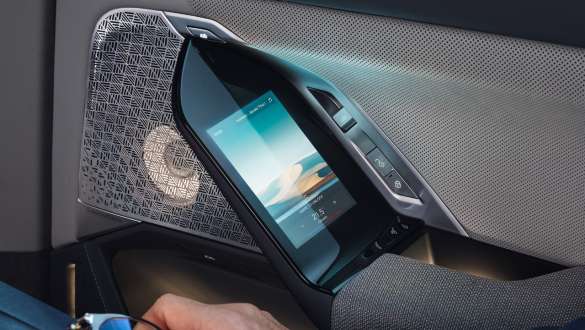 Fond entertainment Experience BMW i7 Sedan G70 Fond Entertainment Experience Tochscreen in rear door BMW i7 Sedan G70