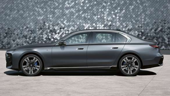 Side view BMW 7 Series Sedan G70 ICE 740i M sports package BMW 7 Series Sedan G70 ICE 740i M sports package, Frozen Deep gray metallic, 21" M light alloy wheels Star-spoke style 908 side view