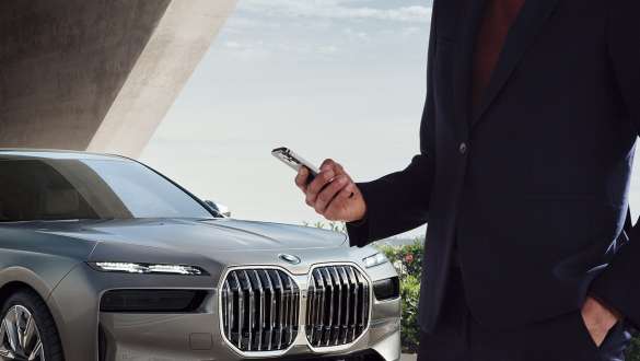 BMW i7 Sedan G70 Digital Key Plus BMW i7 Sedan G70 Digital Key Plus Smartphone in front of car door