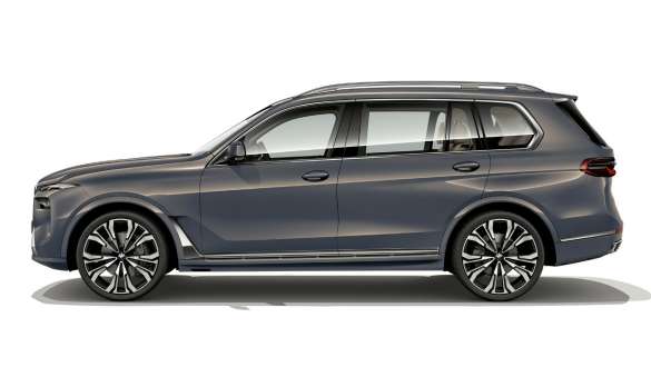 BMW X7 G07 LCI Side view Sparkling Copper Grey metallic BMW X7 G07 LCI Side view standing Sparkling Copper Grey metallic