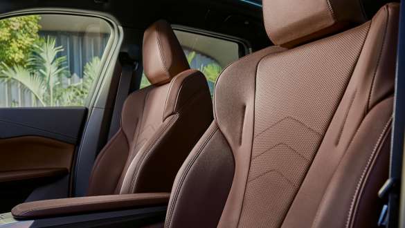 BMW iX1 U11 BEV interior active seats BMW iX1 U11 BEV interior side view active seats sensatec Mocha Eucalyptus, open-pored, fine-wood trim