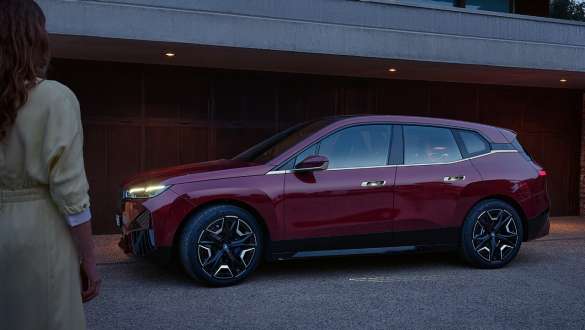 Great Entrance Moments BMW Digital Key BMW iX i20 BMW Digital Key Great Entrance Moments BMW iX i20 Side view standing in front of garage