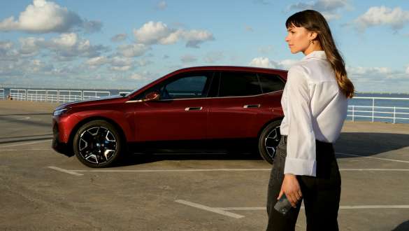 Remote Control BMW Digital Key BMW iX i20 BMW Digital Key Remote Control BMW iX i20 Side view with woman in foreground