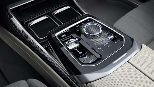 Executive Drive Pro BMW M760e xDrive Sedan G70 Centre console BMW M760e xDrive Sedan G70 close-up