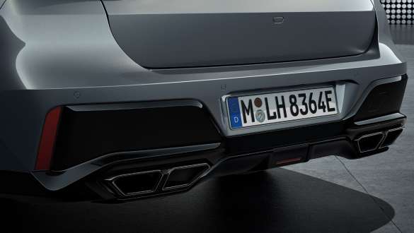 Rear design with exhaust system BMW M760e xDrive Sedan G70 Rear view with exhaust system with 4-pipe look BMW M760e xDrive Sedan G70 BMW Individual two-tone Black Sapphire metallic paintwork BMW Individual Dravite Grey metallic close-up