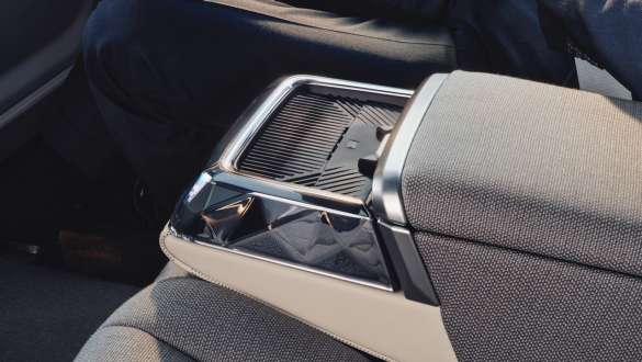 Executive Lounge rear console BMW i7 M70 xDrive Sedan G70 BMW i7 M70 xDrive Sedan G70 Executive Lounge rear console