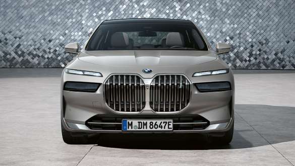 BMW i7 Sedan G70 Front view in Studio BMW i7 Sedan G70 BMW Individual Oxid grey metallic Front view in Studio with background