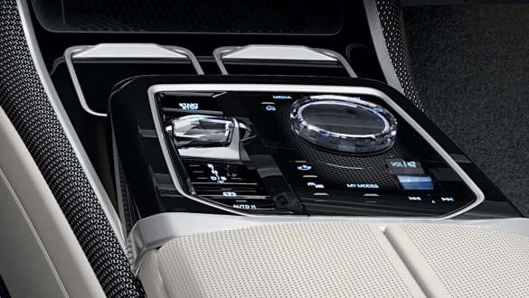 Intelligent driving modes BMW M760e xDrive Sedan G70 Centre console BMW M760e xDrive Sedan G70 close-up