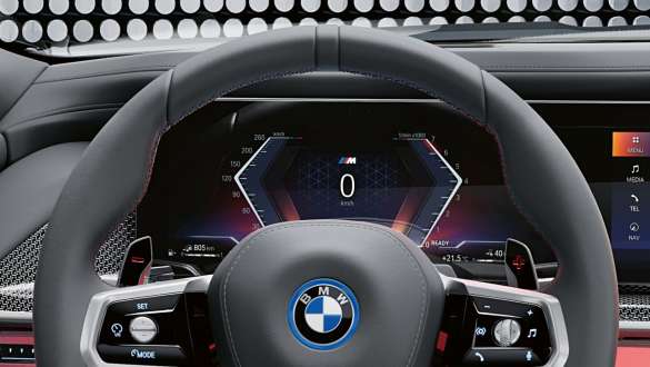 M Sport Boost BMW M760e xDrive Sedan G70 M steering wheel and BMW Curved Display BMW M760e xDrive Sedan G70 close-up
