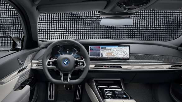 Cockpit BMW M760e xDrive Sedan G70 Cockpit with M steering wheel, BMW Curved Display and Interaction Bar BMW M760e xDrive Sedan G70