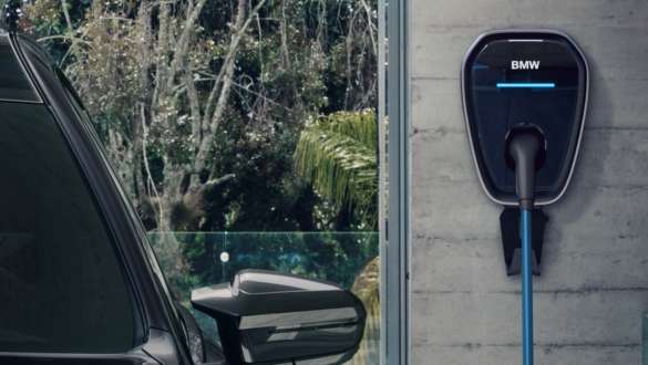Wallbox BMW M760e xDrive Sedan G70 Wallbox BMW M760e xDrive Sedan G70 BMW Individual two-tone Black Sapphire metallic paintwork BMW Individual Dravite Grey metallic close-up charging station