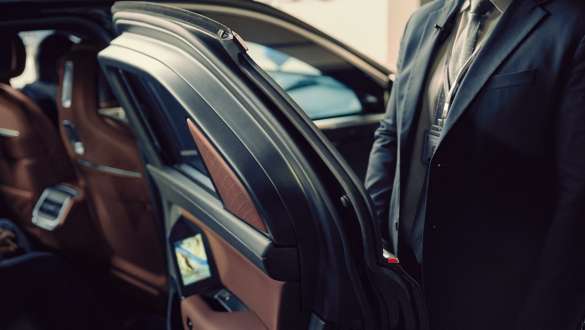BMW 7 Series Protection G73 Effortless Door BMW 7 Series Protection G73 Effortless Door opened by chauffeur