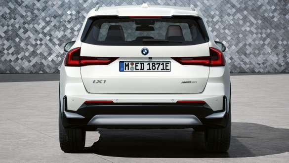BMW iX1 U11 BEV Heckansicht BMW iX1 U11 BEV 2022 Mineral White metallic rear view