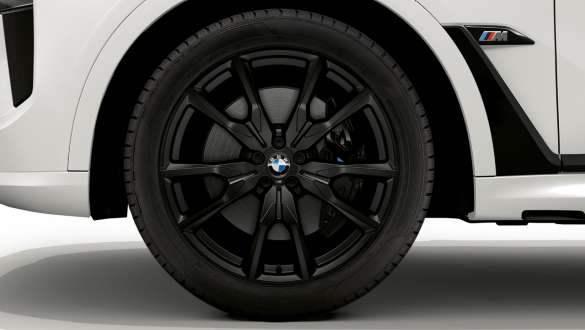 22" M light alloy wheel V-spoke style 755 M Jet Black matt BMW M Performance Parts 22" M light alloy wheel V-spoke style 755 M Jet Black matt BMW M Performance Parts close-up