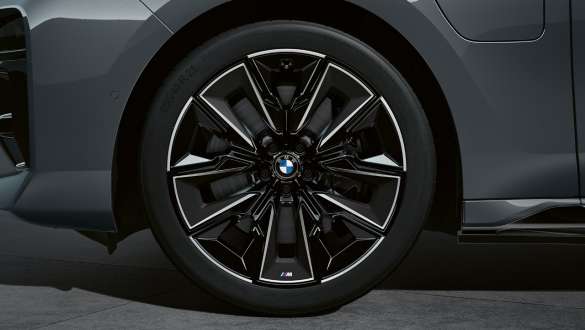 21'' M aerodynamic wheel 909 M in Bicolor BMW M Performance Parts 21'' M aerodynamic wheel 909 M in Bicolor BMW M Performance Parts close-up