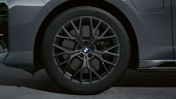 20" M Performance Leichtmetallräder Y-Speiche 911 M Jet Black matt BMW M Performance Parts Nahaufnahme 20" M Performance light alloy wheels Y-spoke style 911 M Jet Black matt BMW M Performance Parts close-up